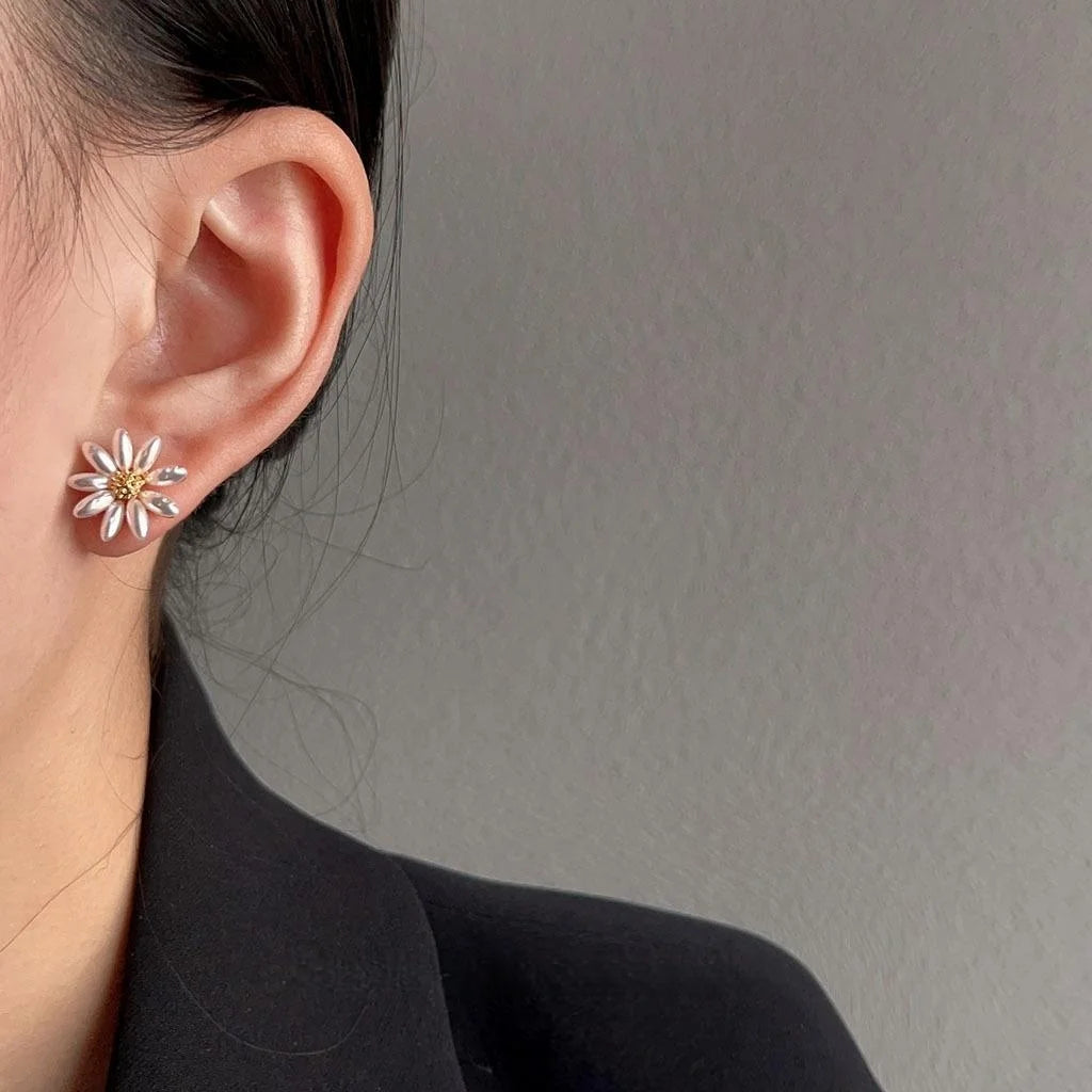 Sweet Daisy Faux Pearl Stud Earrings For Women, Elegant Floral Summer Commuter Jewelry