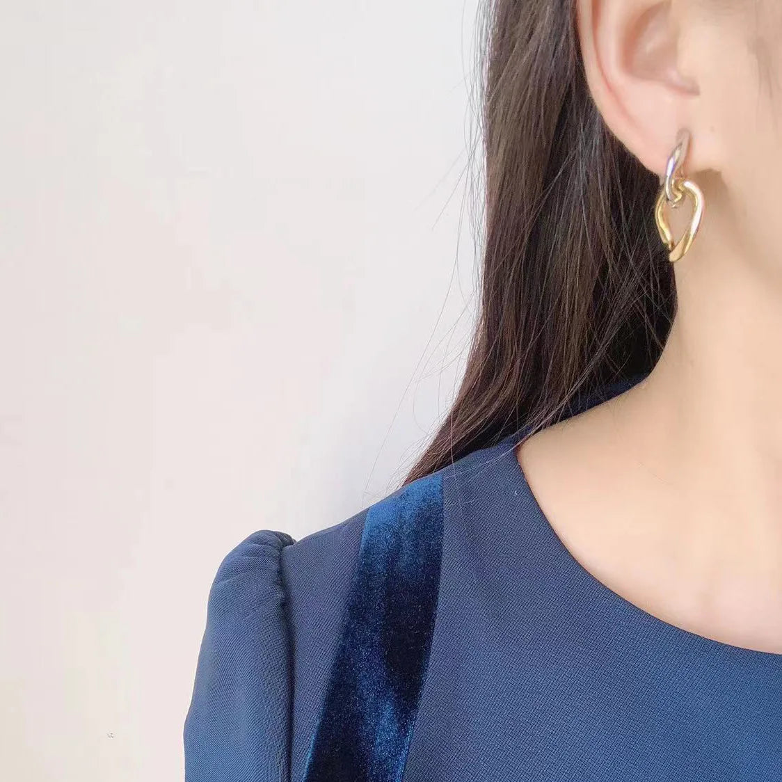 Elegant Two Tone Alloy Chain Hoop Stud & Clip On No Piercing French Style Interlocking Circle Earrings