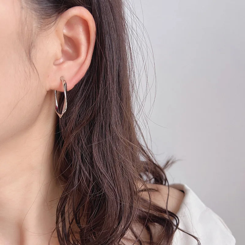 Elegant Twisted Wave Round Alloy Hoop Stud & Clip On No Piercing Commuter Statement Earrings