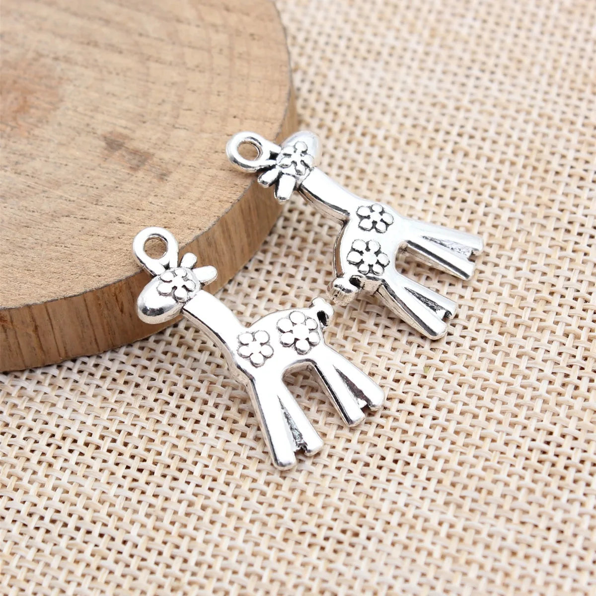 30x16mm 3.7g Multicolor Zinc Alloy Sika Deer charm pendant for animal necklaces and bracelets