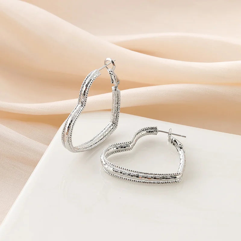 Elegant Silver Alloy Heart Hoop Textured Metal Stud & Clip On No Piercing Women's Fashion Earrings
