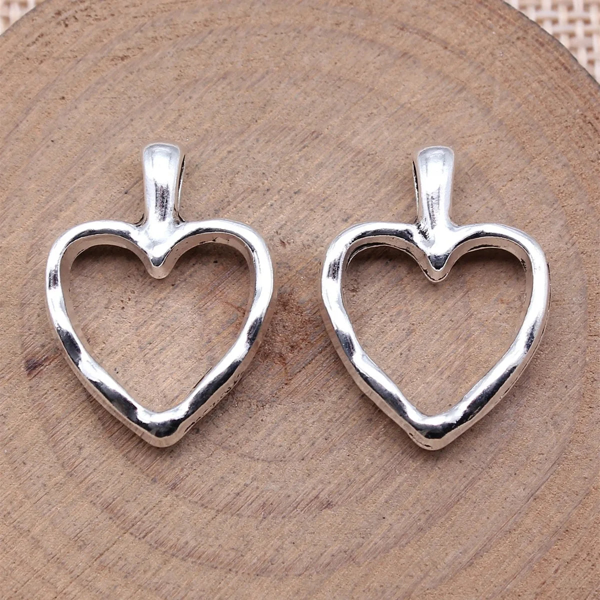 24x18mm 2.8g Antique Silver Zinc Alloy Hammered Hollow Heart Charm Pendant for DIY Necklace Making