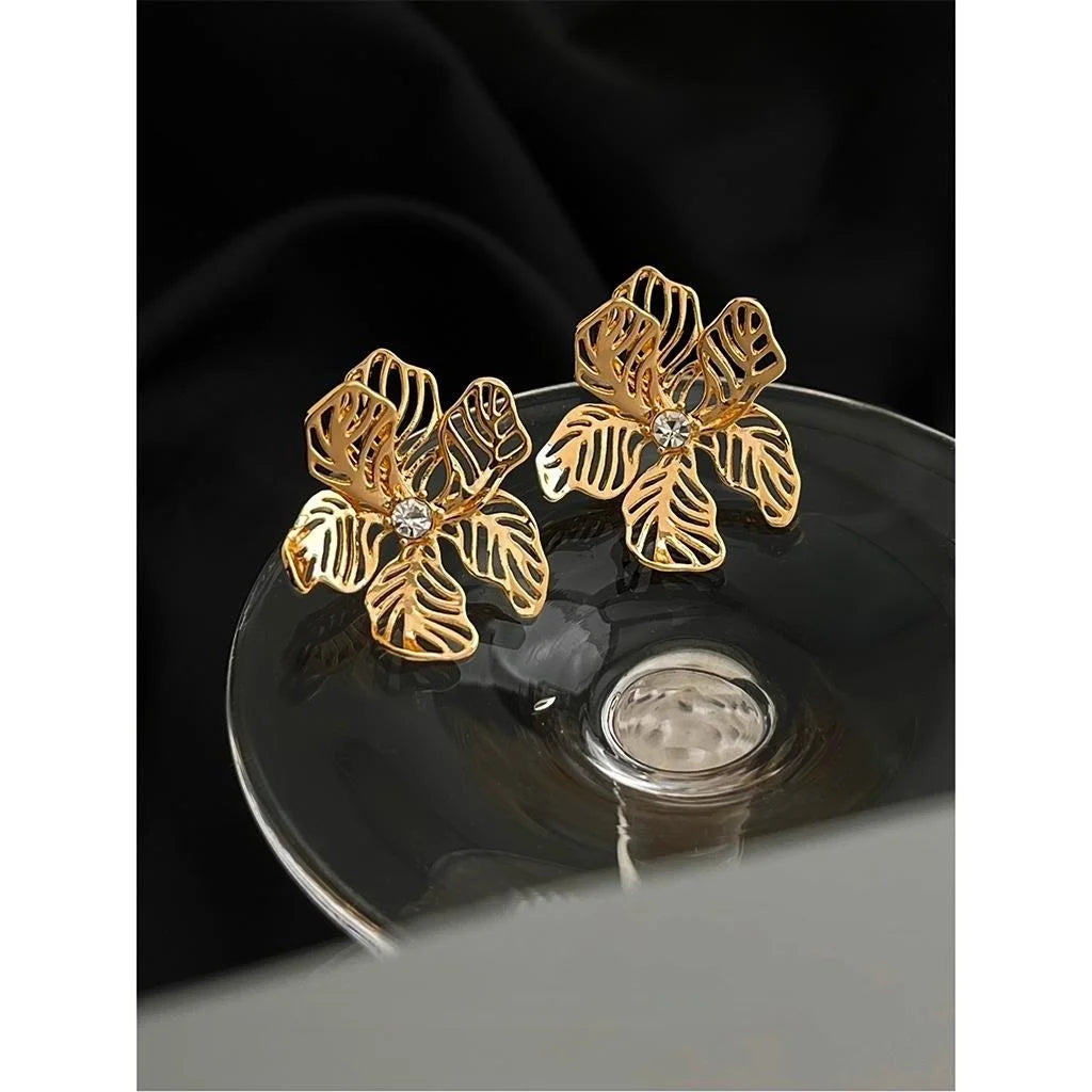 French Vintage Copper Hollow 3D Flower Stud Earrings For Women Elegant Light Luxury Jewelry