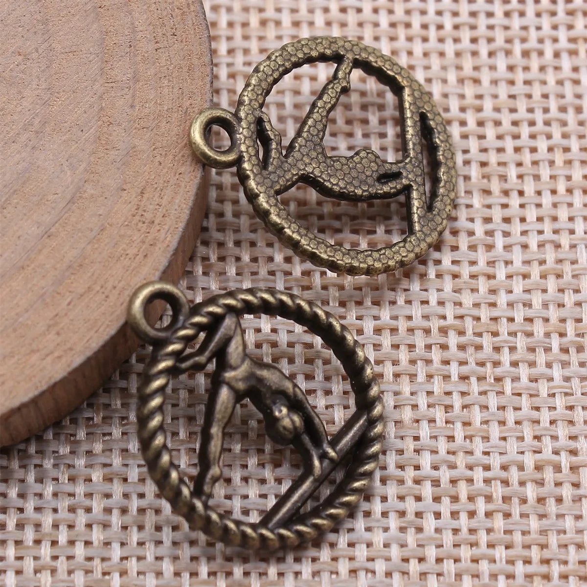 24x20mm 2.41g Multicolor Zinc Alloy Gymnastics Charm Pendant for DIY Sports Necklace Bracelet Making