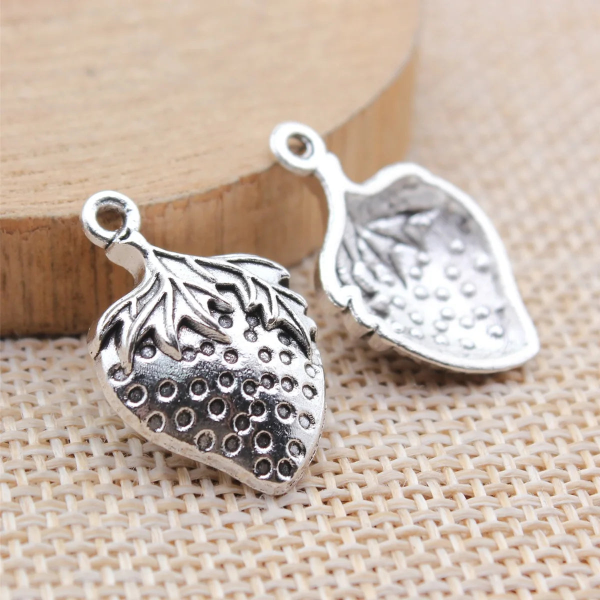24x16mm 1.8g Antique Silver Finish Zinc Alloy Strawberry Charm Pendant for Bracelet Necklace DIY