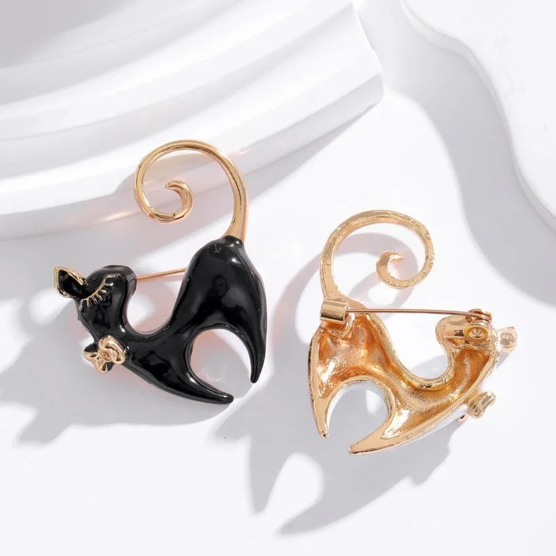 Cute Enamel Shy Cat Brooch With Gold Tail, Creative Animal Lapel Pin Corsage For Women Suit Gift
