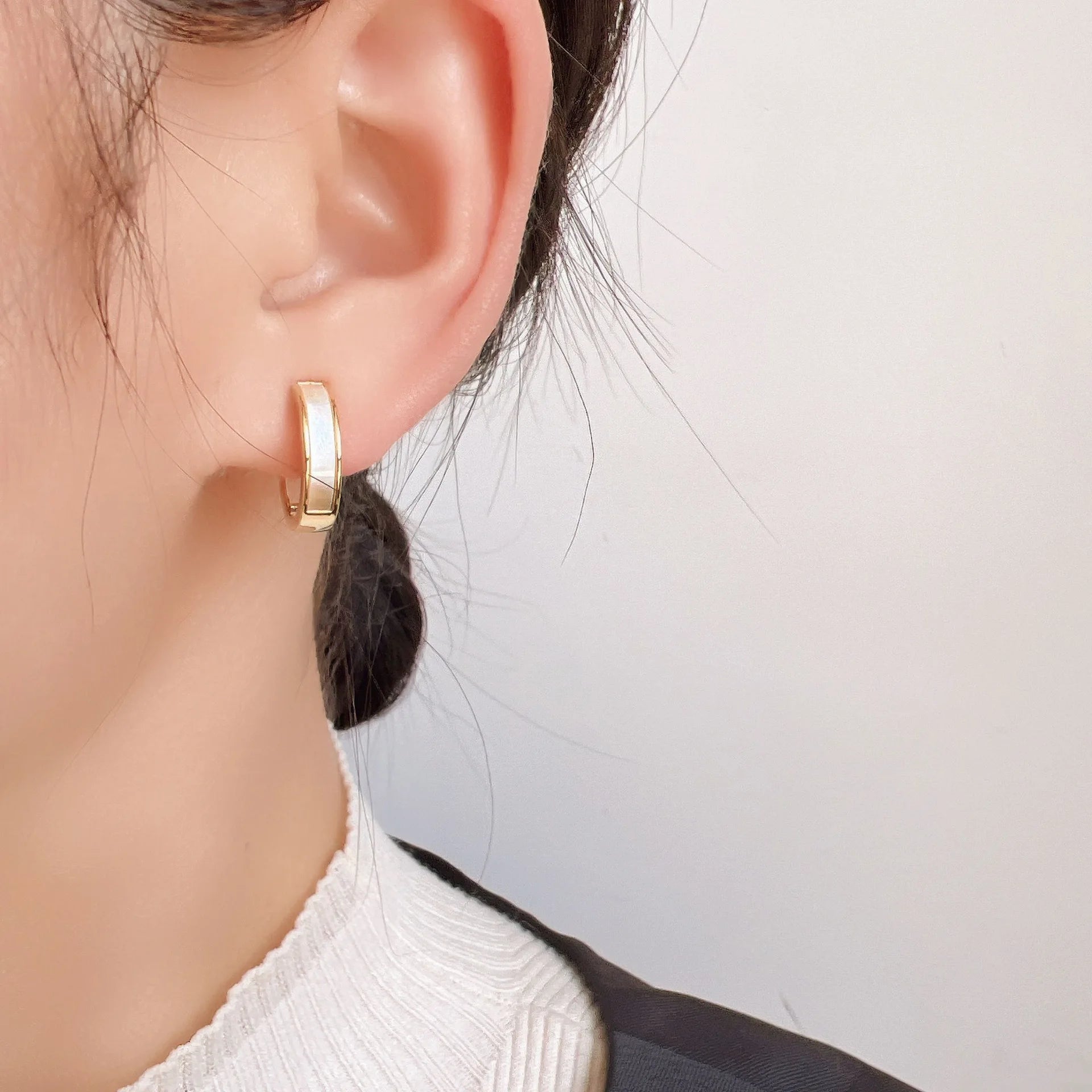 Elegant Gold Tone Spiral Disc Natural Shell Hoop Alloy Stud & Clip On No Piercing Small Huggie Earrings