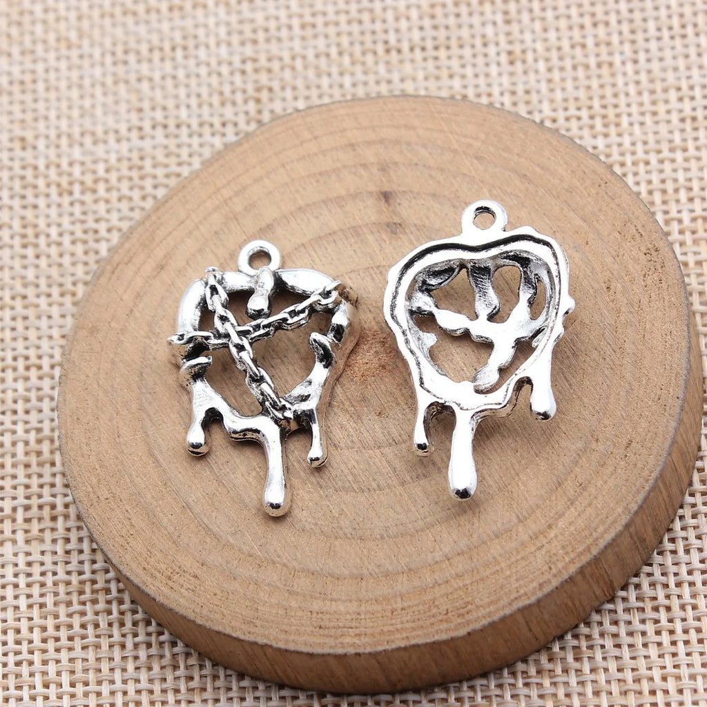 32x20mm 3.3g Antique Silver Zinc Alloy Gothic Bleeding Chain Heart Charm Pendant for Necklace Bracelet Jewelry Making