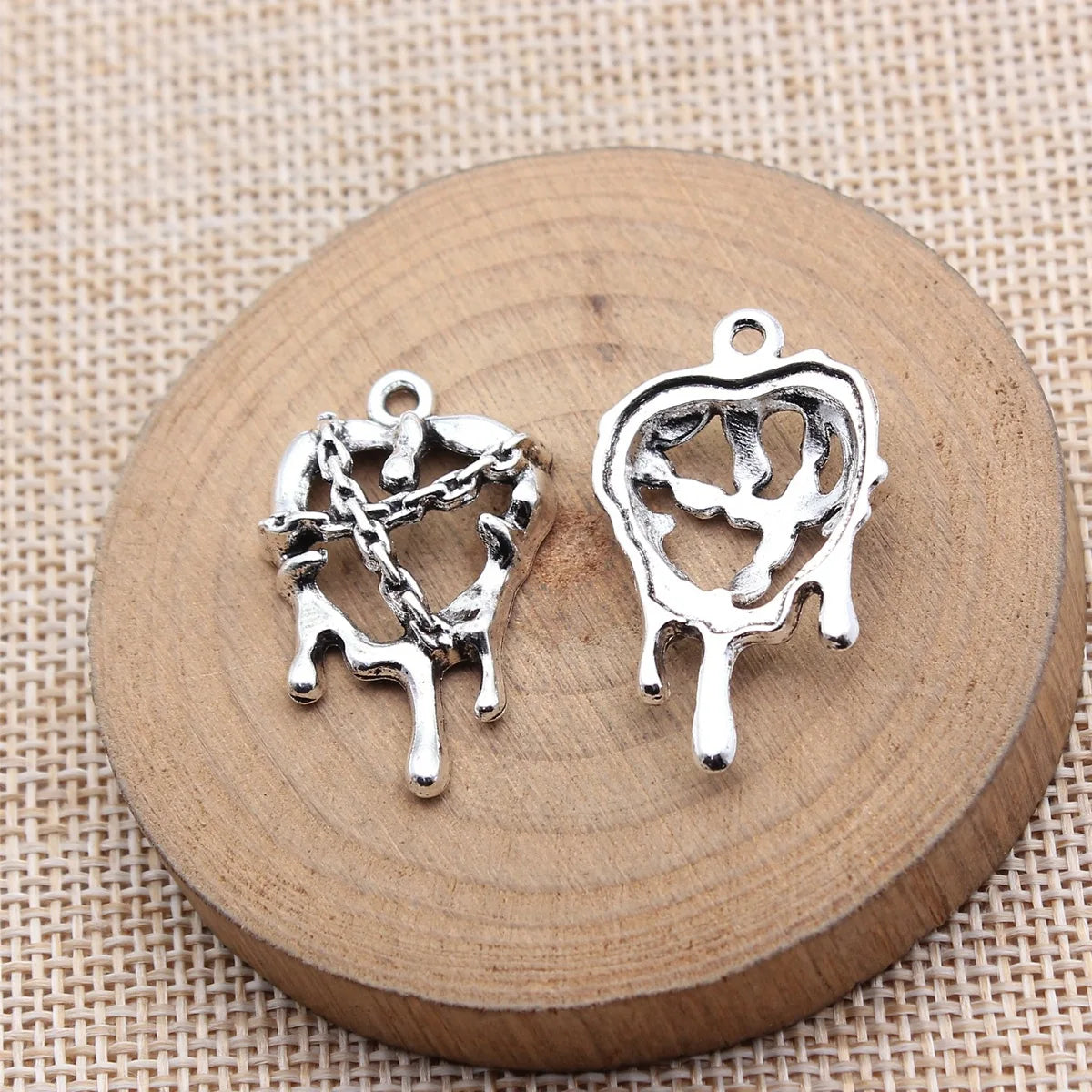32x20mm 3.3g Antique Silver Zinc Alloy Gothic Bleeding Chain Heart Charm Pendant for Necklace Bracelet Jewelry Making