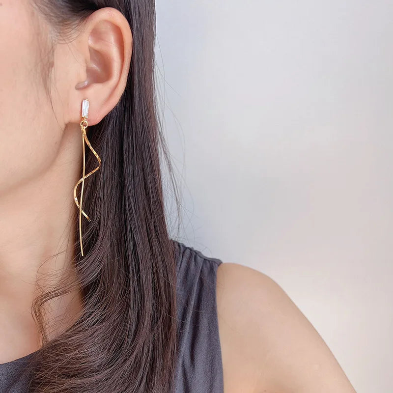 Elegant Gold Alloy Spiral Line Tassel Drop Stud & Clip On No Piercing Zircon Long Face Slimming Earrings
