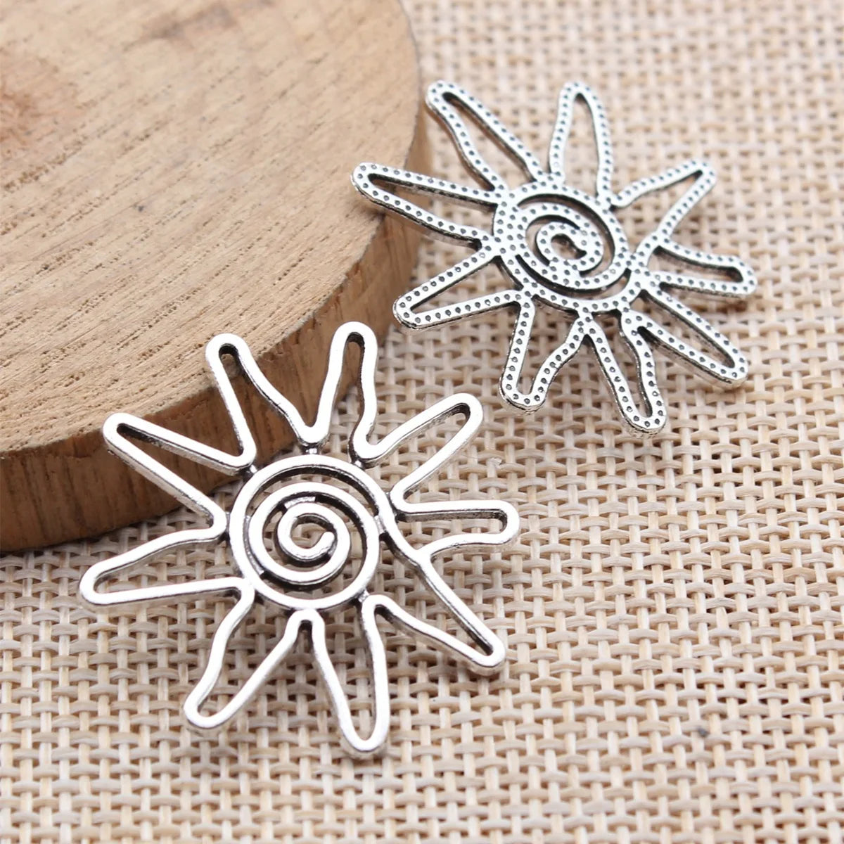 31x31mm 2.5g Antique Silver Zinc Alloy Swirl Sun Charm Pendant for DIY Necklace Making
