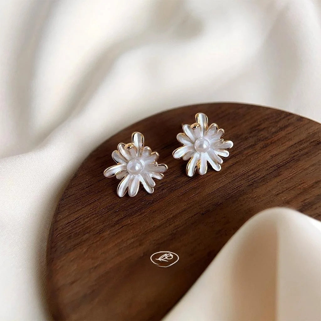 Sweet White Daisy Flower Enamel Eco-Friendly Copper Drop Earrings For Commuter Style