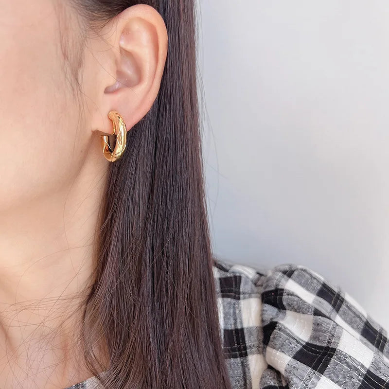 Elegant Gold Alloy Quilted Hoop Spiral Stud & Clip On No Piercing Versatile Round Huggie Earrings