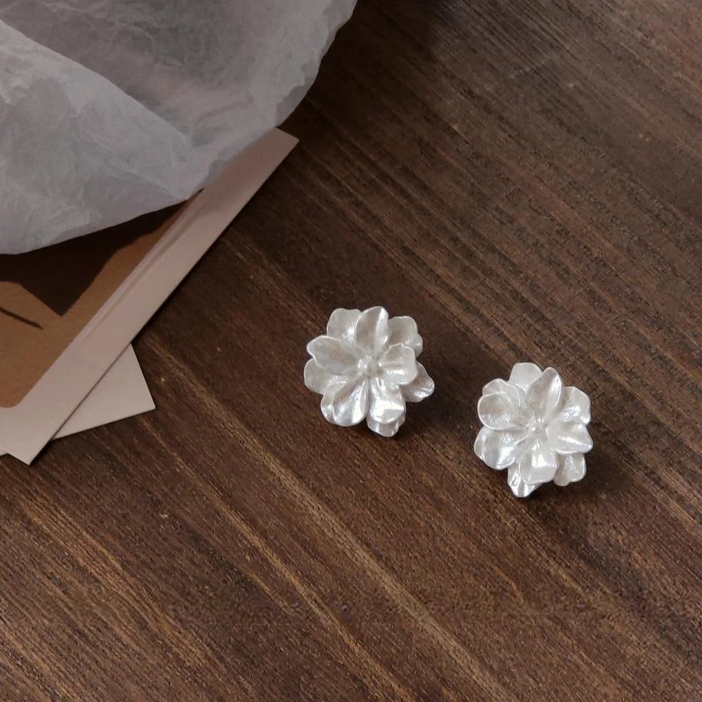 Silver Plated Pin Resin White Flower Stud Earrings For Women Summer Fresh Fashion Jewelry
