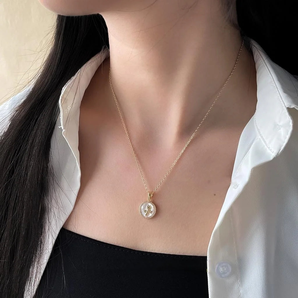 18K Gold Plated Copper Real Shell Round Geometric Light Luxury Clavicle Necklace