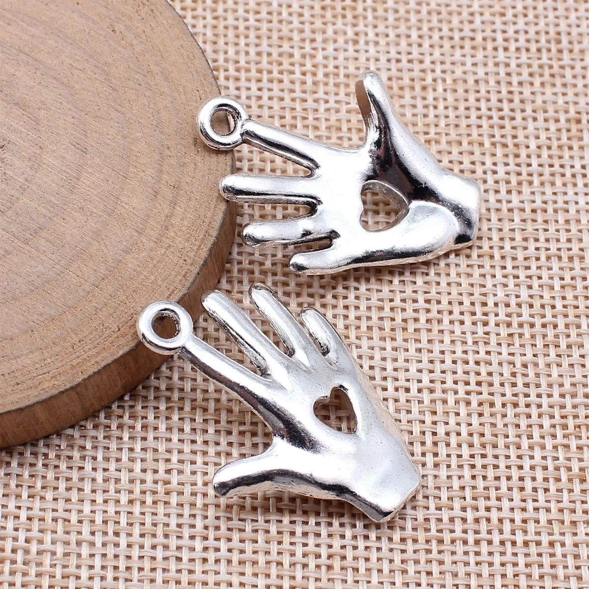25x35mm 5.9g Antique Silver Zinc Alloy Heart Hand Charm Pendant for DIY Necklace Jewelry Making