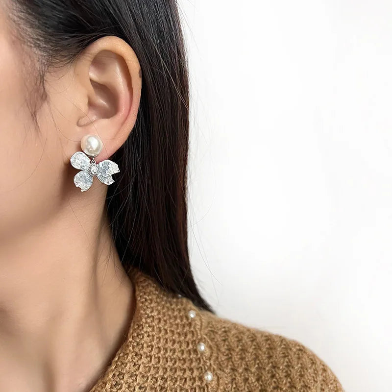 Elegant Crystal Flower Pearl Rhinestone Stud & Clip On No Piercing Light Luxury Women's Earrings
