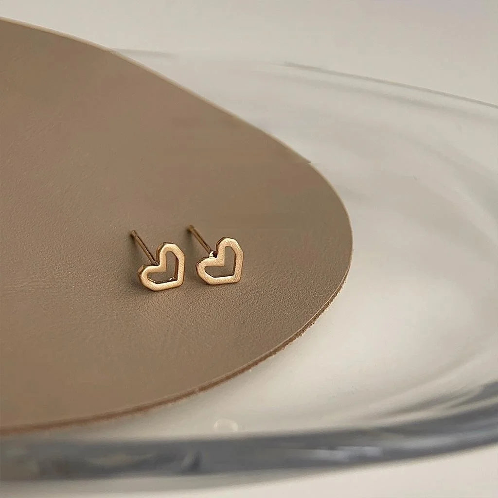 Small Minimalist Copper Hollow Heart Stud Earrings Fashion Commuter Versatile Jewelry