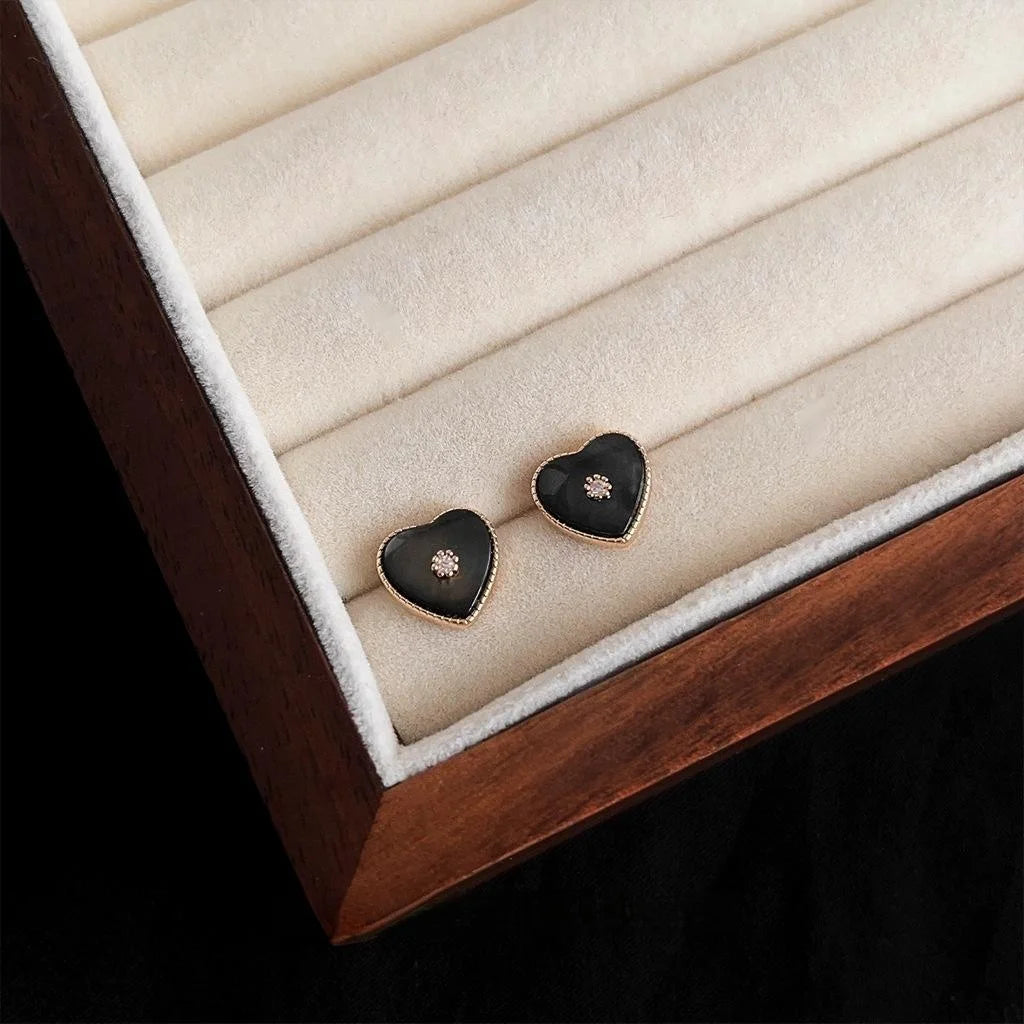Light Luxury Copper And Real Shell Heart Stud Earrings French Vintage Black White Minimalist Jewelry