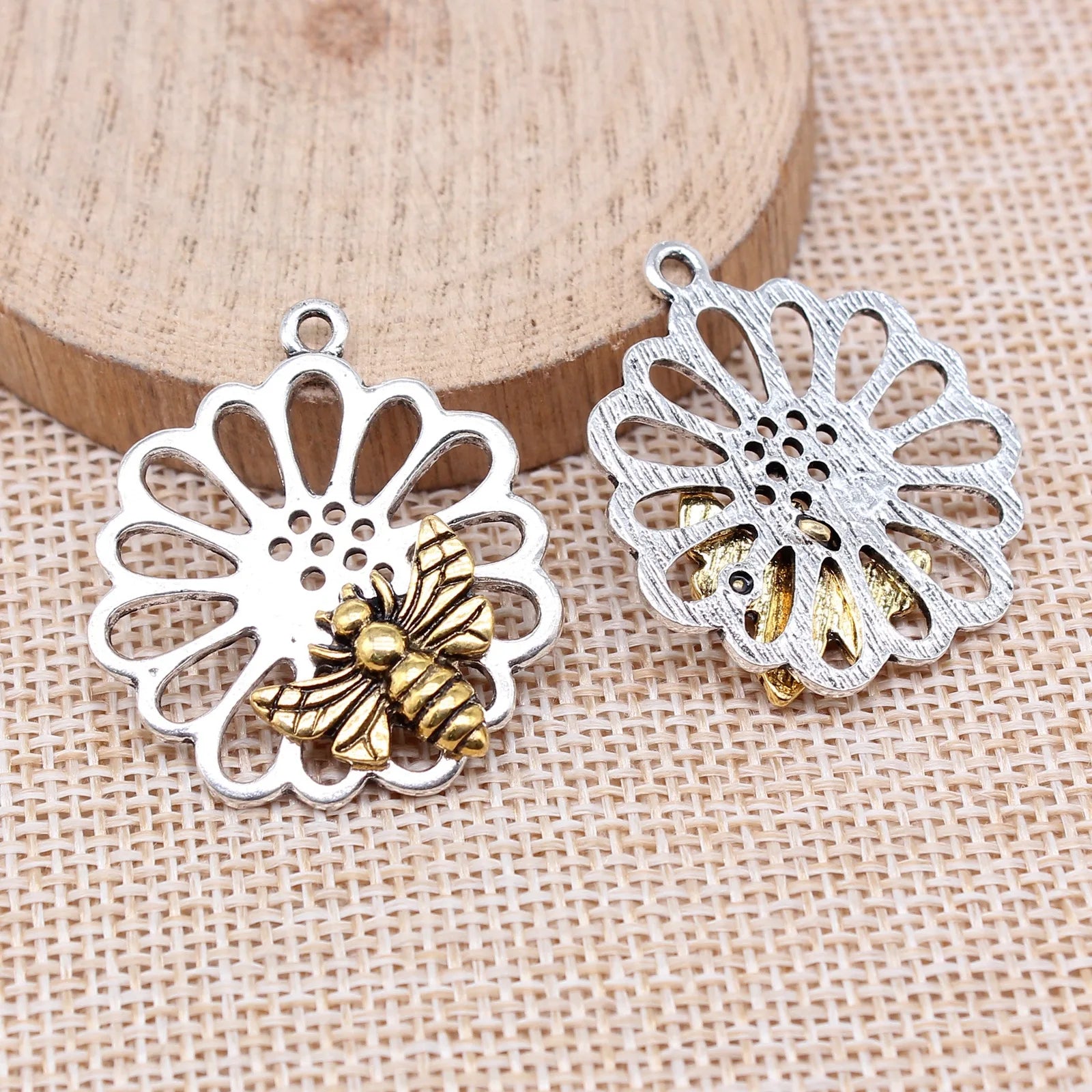 33x29mm 4.4g Antique Silver Zinc Alloy Bee Collecting Honey Charm Pendant for DIY Jewelry Making