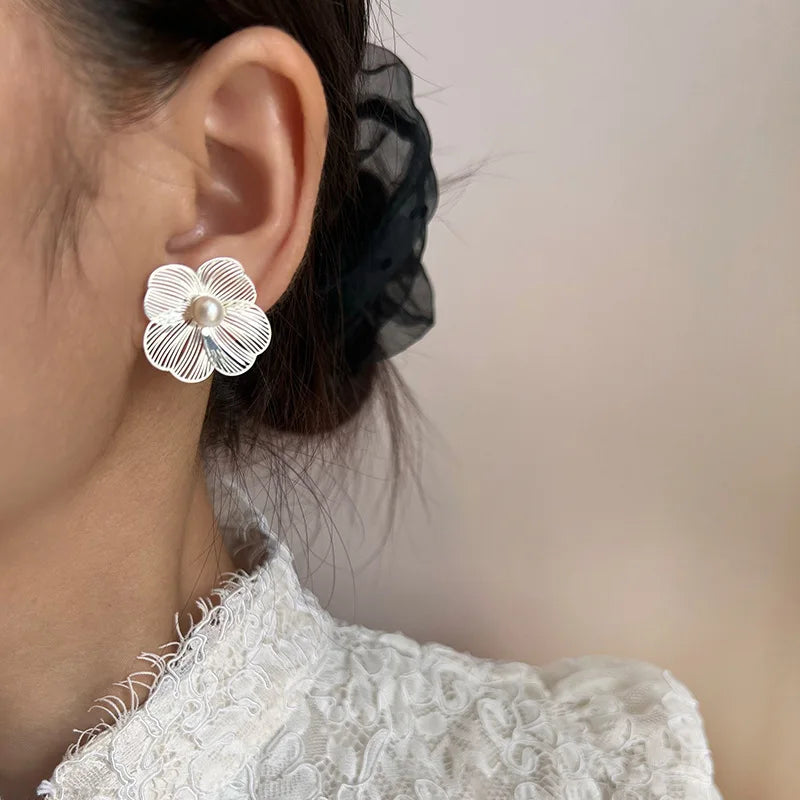 Elegant Hollow Wire Flower Pearl Alloy Stud & Clip On No Piercing Vacation Statement Earrings