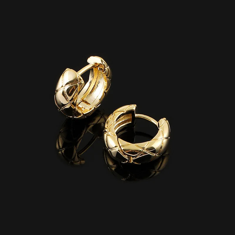 Elegant Gold Alloy Quilted Hoop Stud & Clip On No Piercing Spiral Disc Minimalist Fashion Earrings