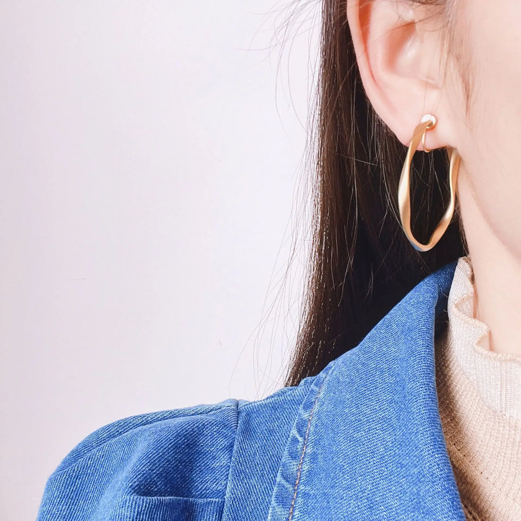 Luxury Gold Alloy Spiral Disc Twisted Hoop Stud & Clip On No Piercing Women's Fashion Earrings