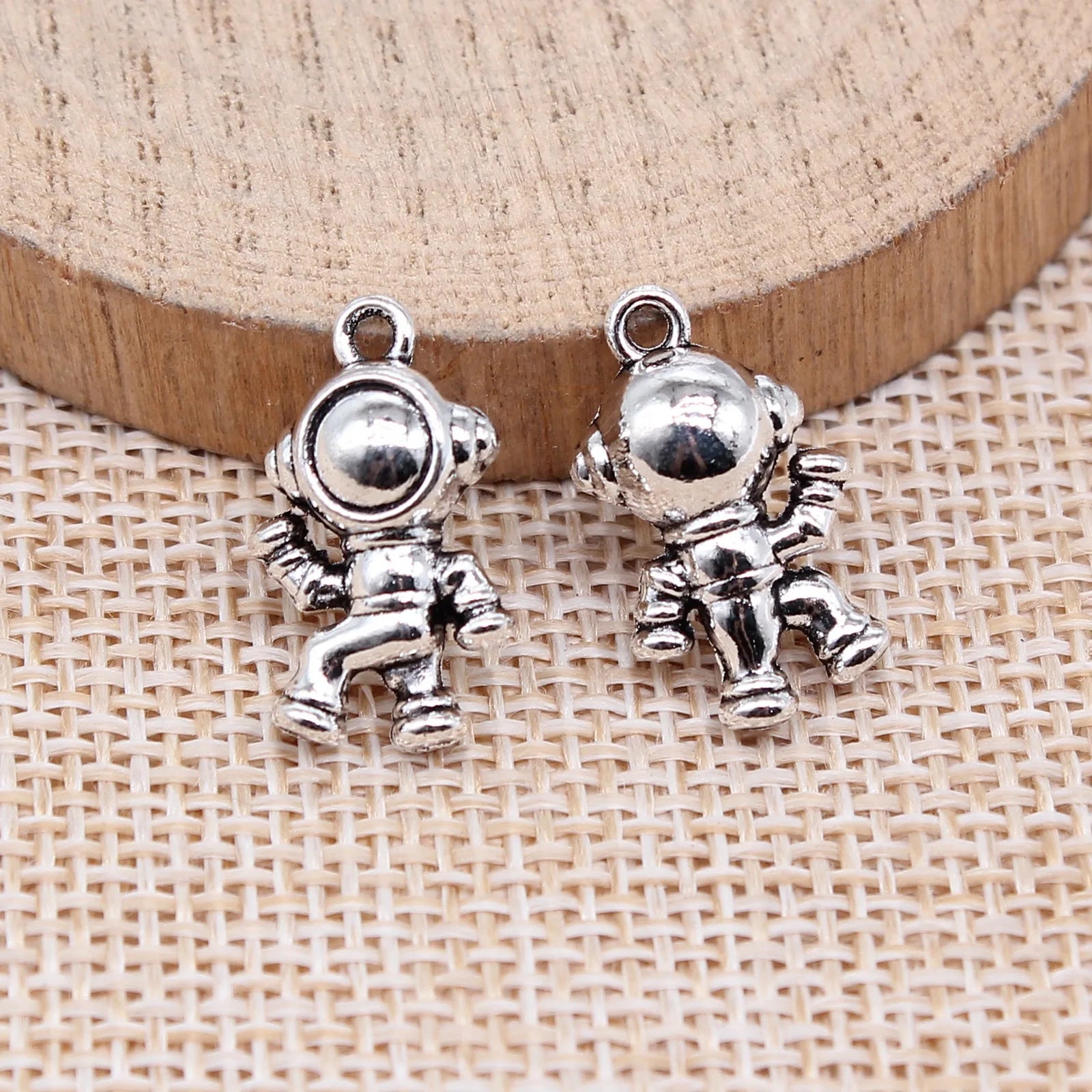 19x11mm 2.3g Antique Silver Zinc Alloy Astronaut Charm Pendant for DIY Space Theme Jewelry Making