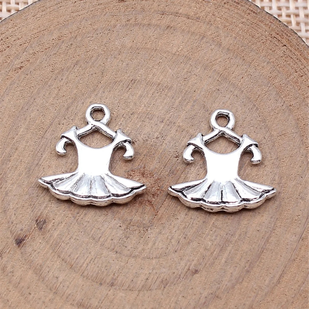 16x16mm 1g Antique Silver Zinc Alloy Dress Charm Pendant for DIY Bracelet Necklace Jewelry