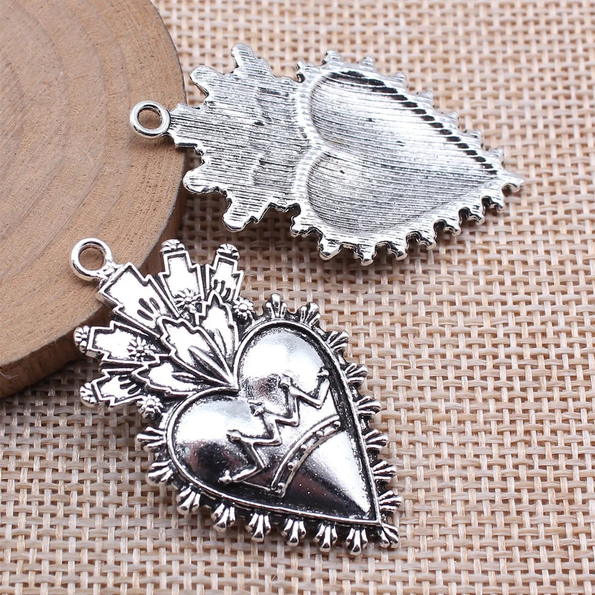 46x27mm 6.4g Antique Silver Zinc Alloy Gothic Heart Charm Pendant for DIY Necklace Bracelet Making