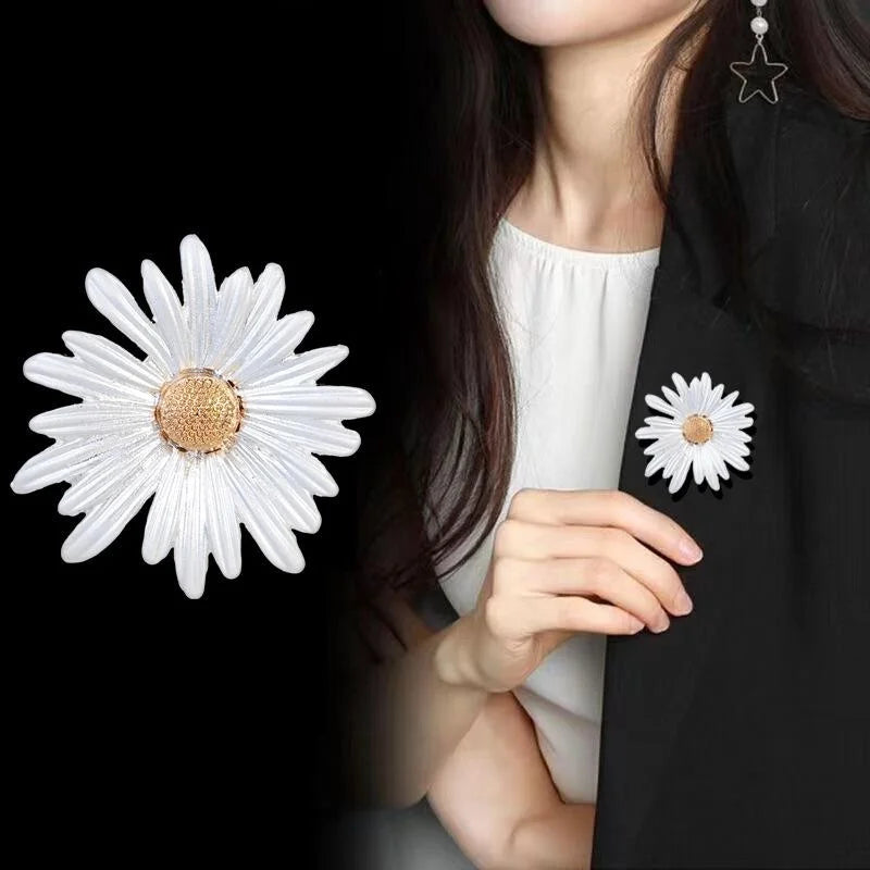 Elegant White Daisy Flower Alloy Rhinestone Brooch, Fresh Sweet Lapel Pin Corsage Suit Accessory Gift