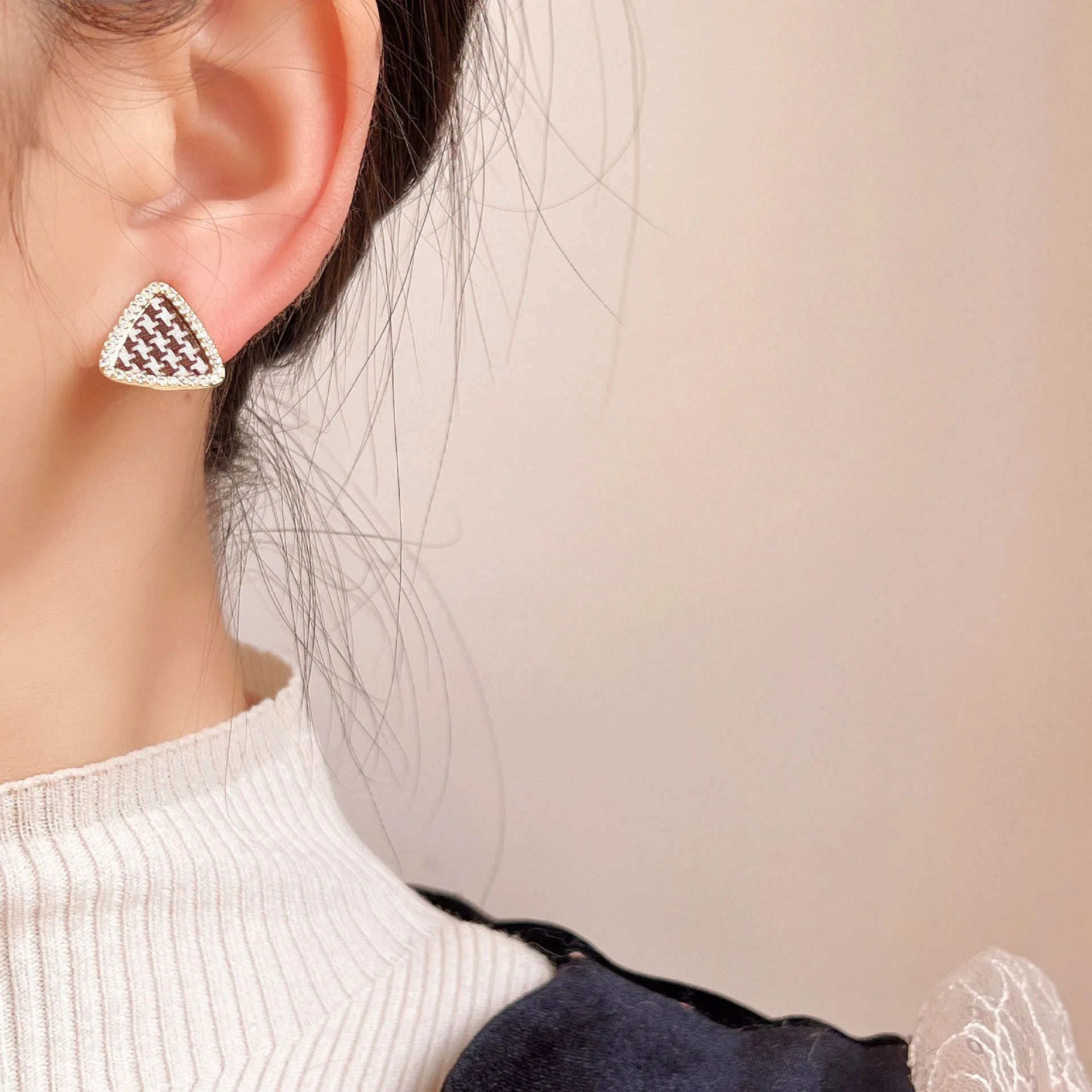 Luxury Houndstooth Triangle Rhinestone Alloy Spiral Stud & Clip On No Piercing Geometric Earrings