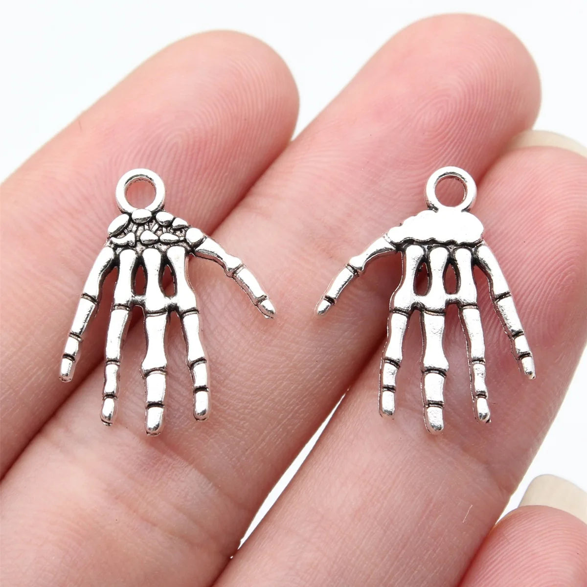 21x17mm 1.2g Antique Silver Zinc Alloy Skull Hand Charm Pendant for DIY Gothic Necklace Bracelet