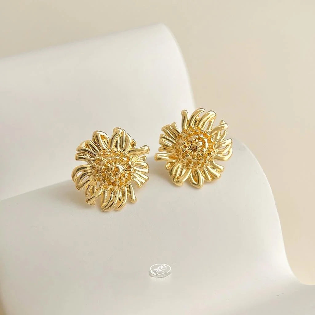 French Vintage 14K Plated Copper Daisy Flower Stud Earrings