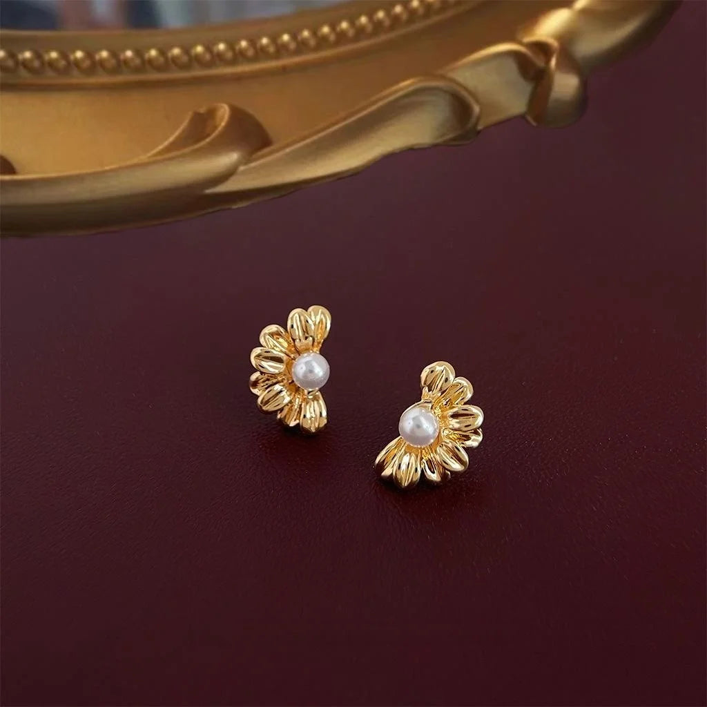 14K Gold Plated Copper Mini Daisy High Luster Pearl Stud Earrings For Women Light Luxury Style