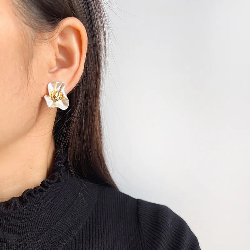 Vintage Matte Alloy Flower Stud & Clip On No Piercing Two Tone Gold Silver Luxury Earrings