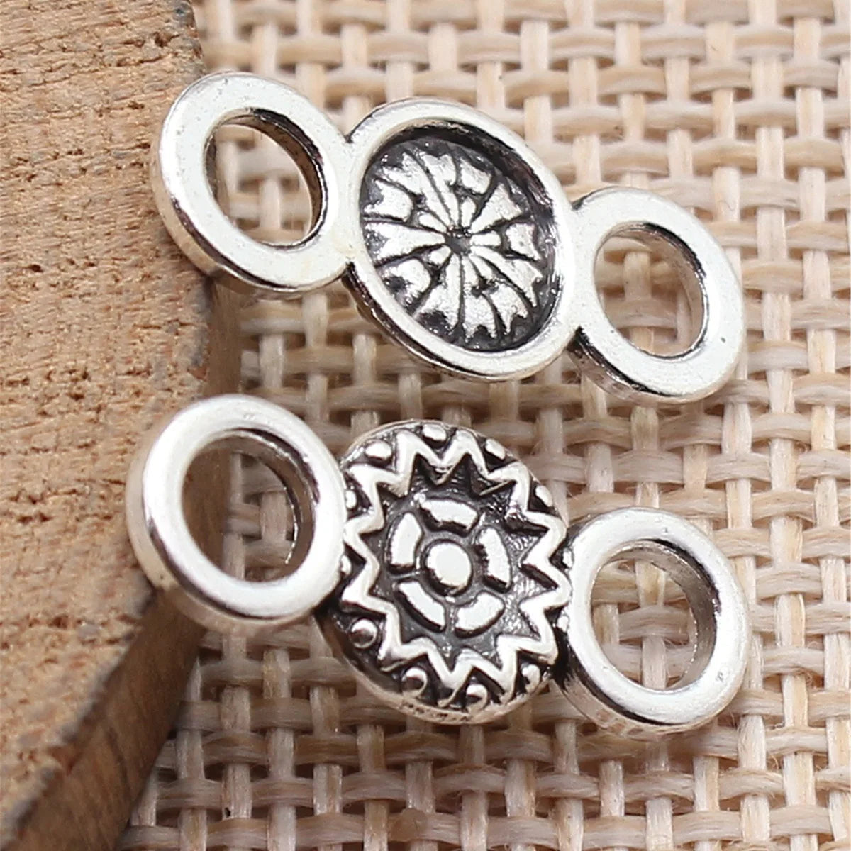20x8.8mm 0.63g Antique Silver Zinc Alloy Round Floral Connector Charm for DIY Bracelet Jewelry Making