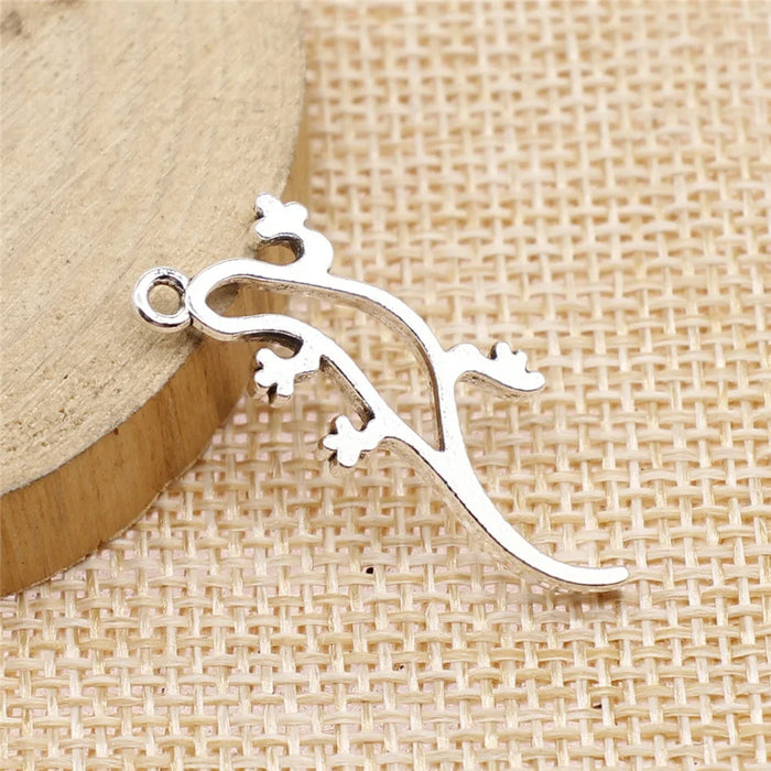 19x32mm 1.6g Antique Silver Zinc Alloy Hollow Gecko Lizard Charm Pendant for DIY Jewelry Making