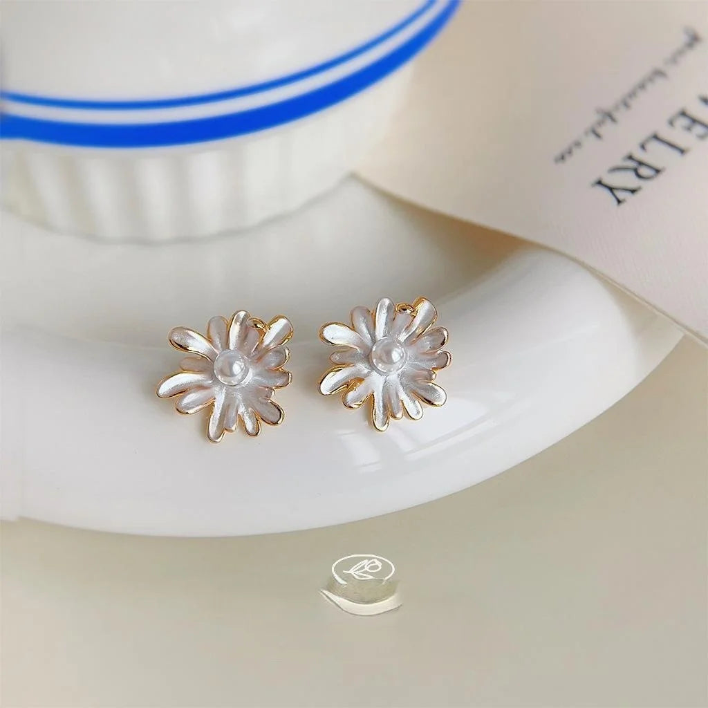 Sweet White Daisy Flower Enamel Eco-Friendly Copper Drop Earrings For Commuter Style