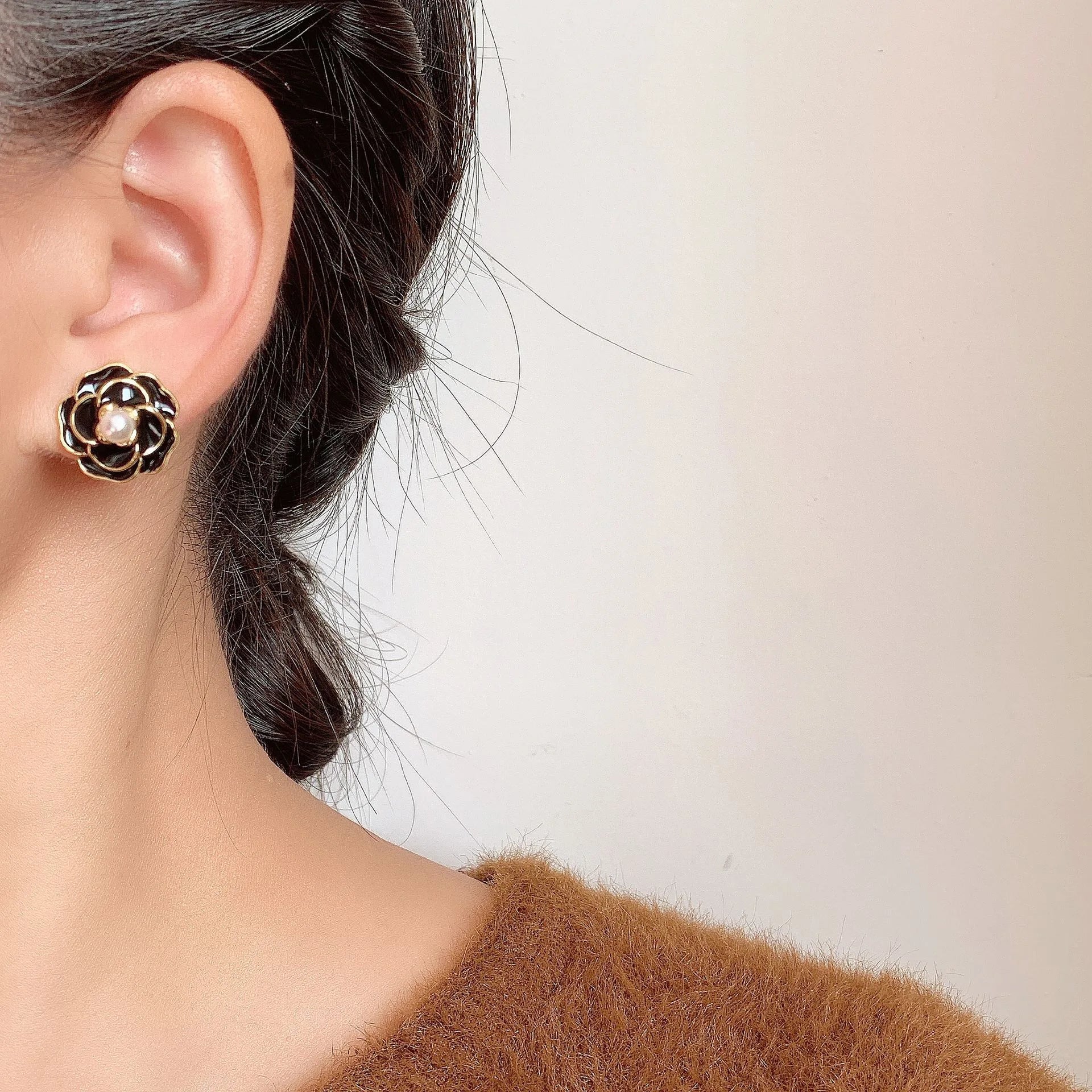 Elegant Black Enamel Camellia Flower Pearl Alloy Stud & Clip On No Piercing French Style Earrings