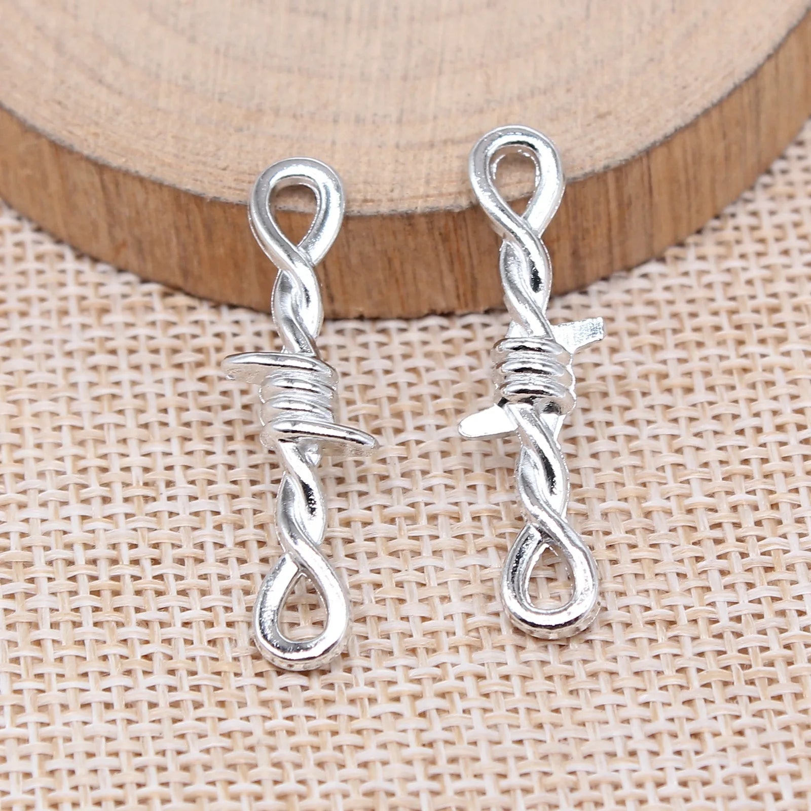 34x11mm 1.7g Multicolor Zinc Alloy Figure Eight Thorn Rope Knot Connector Charm for DIY Punk Jewelry