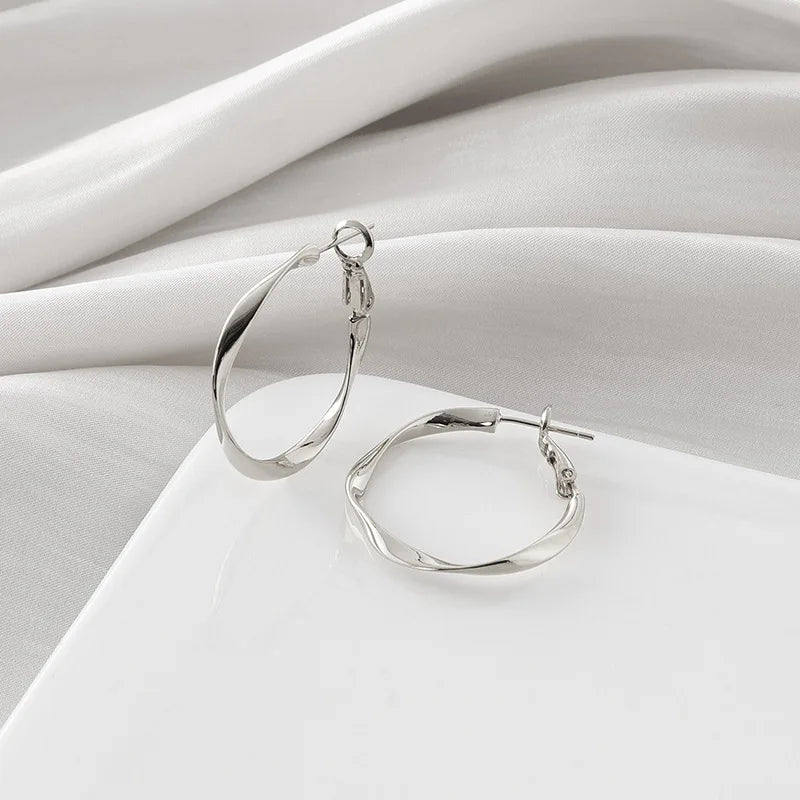 Elegant Twisted Wave Round Alloy Hoop Stud & Clip On No Piercing Commuter Statement Earrings