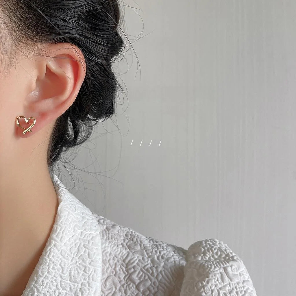 Minimalist 14K Electroplated Copper Geometric Heart Stud Earrings