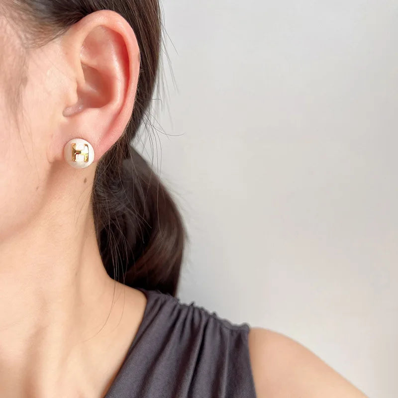 Elegant White Enamel Round Letter H Alloy Stud & Clip On No Piercing Women's Fashion Earrings