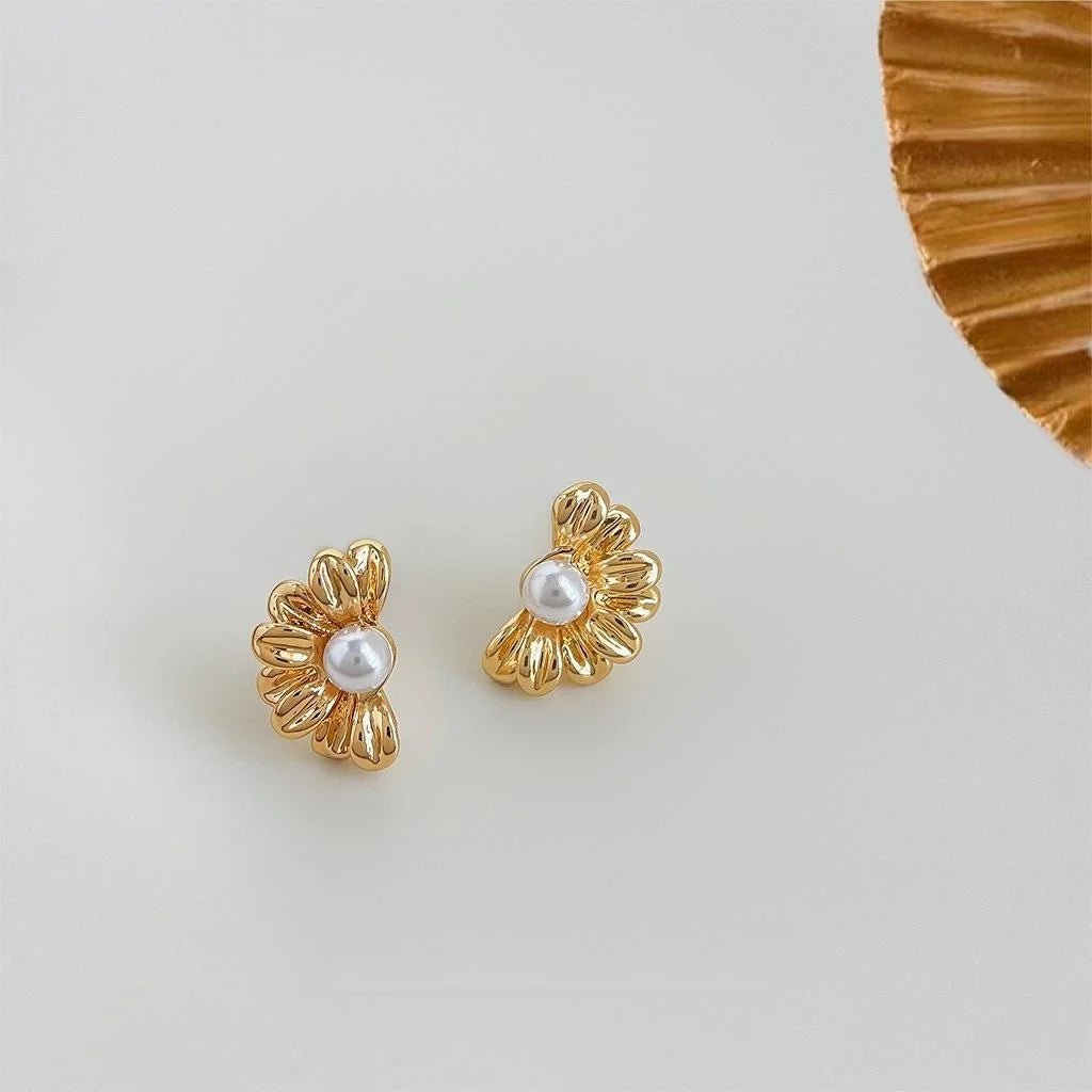 14K Gold Plated Copper Mini Daisy High Luster Pearl Stud Earrings For Women Light Luxury Style