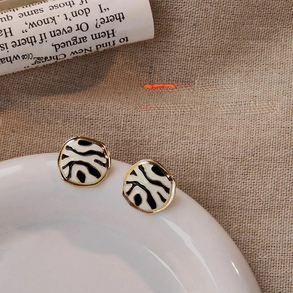 Premium 14K Plated Alloy Round Geometric Black White Enamel Stud Earrings For Women