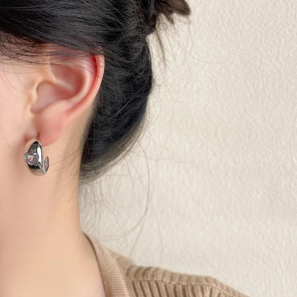 Niche Curved Heart C-Shaped Copper Hoop Earrings With Micro Pave Zircon Minimalist Style