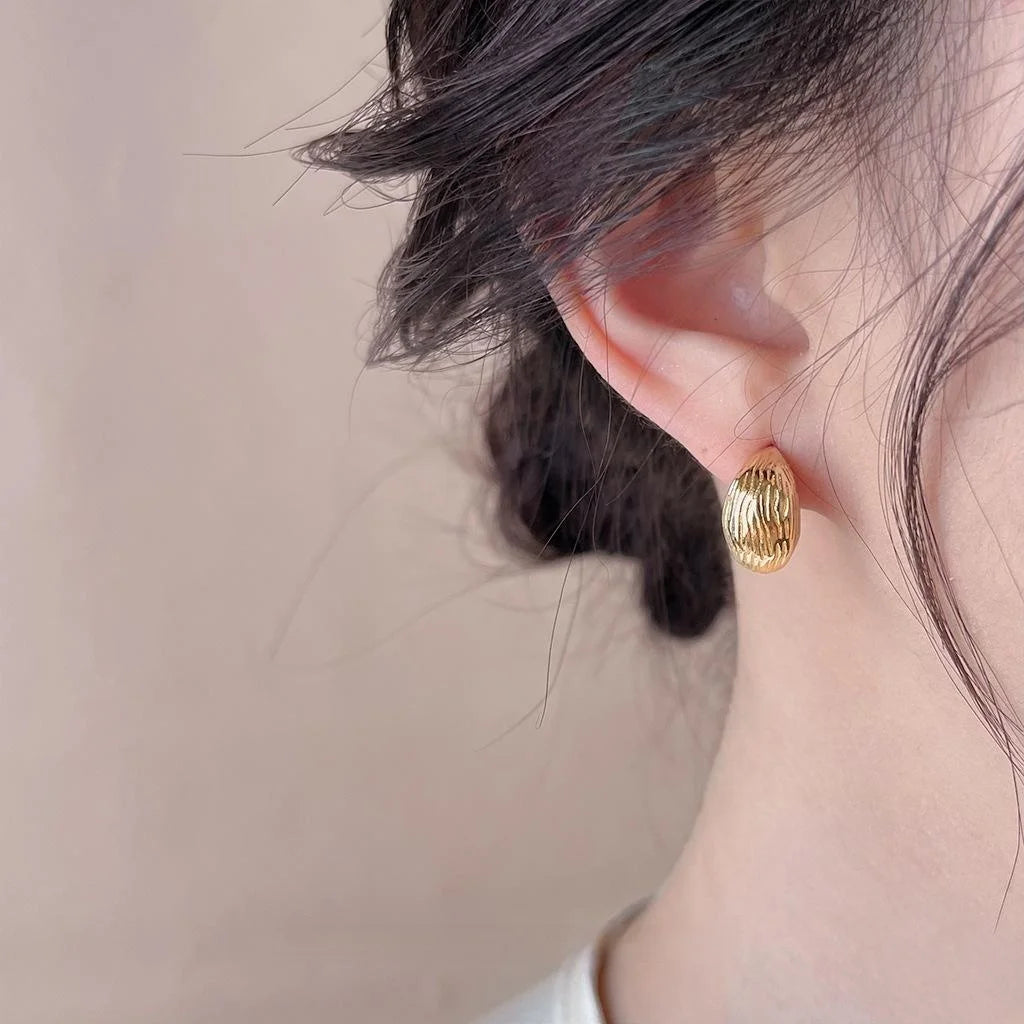 French Vintage Copper Waterdrop Stud Earrings Textured Gold Bean Design Chic Commuter Jewelry
