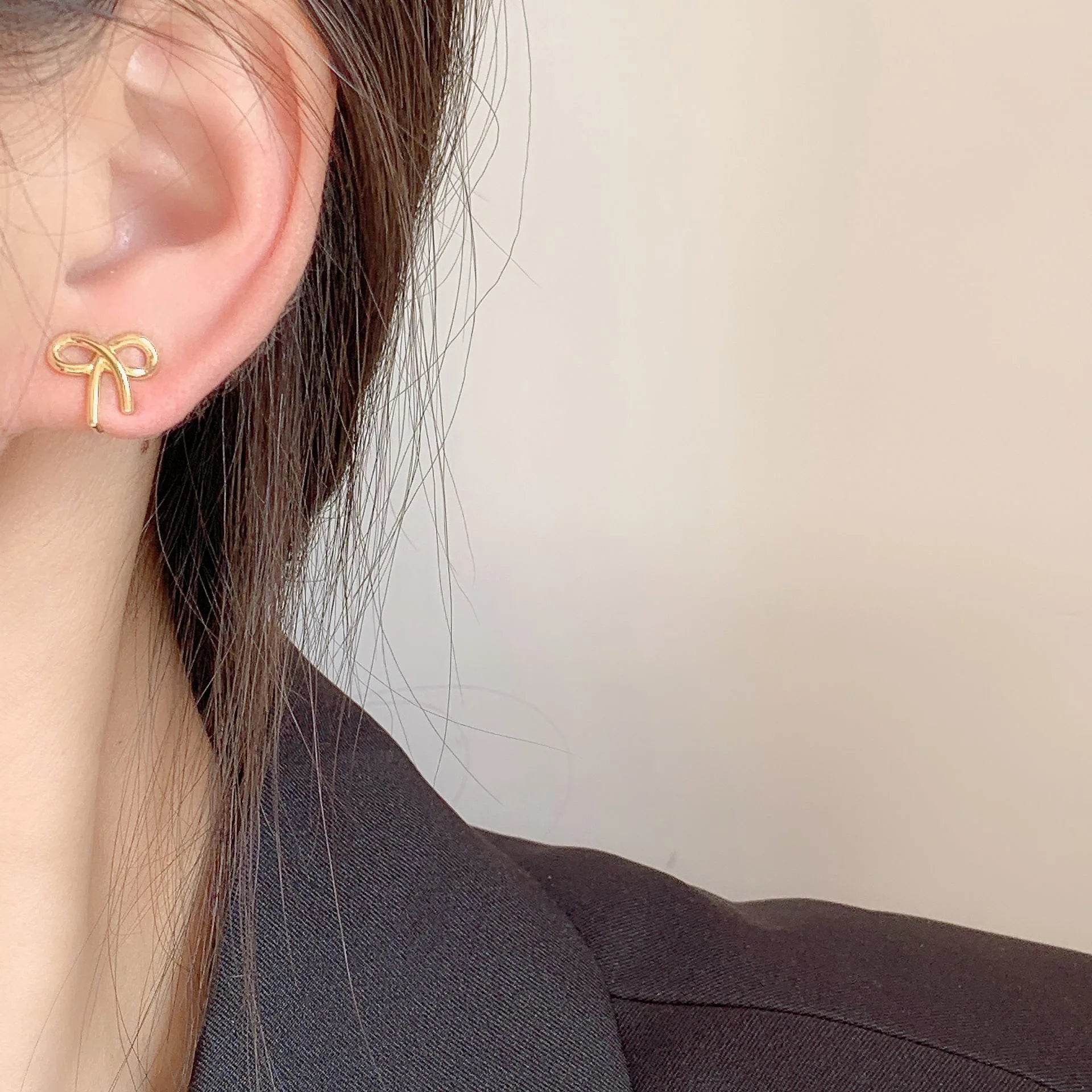 Elegant Minimalist Gold Alloy Ribbon Bow Knot Spiral Stud & Clip On No Piercing Fashion Earrings