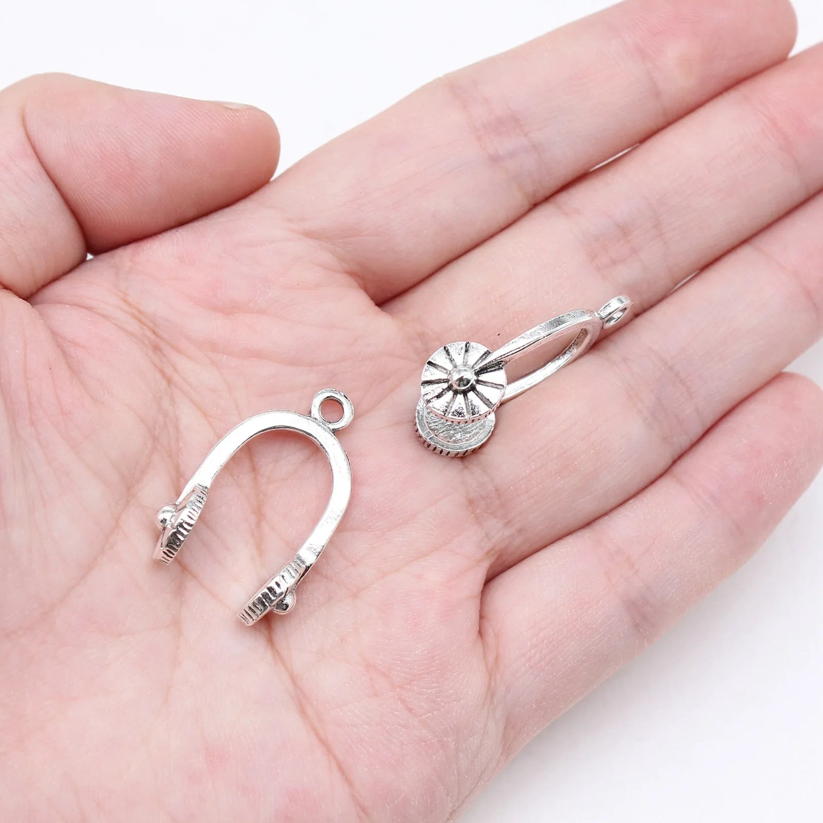 26x17mm 2.7g Antique Silver Zinc Alloy Headphones Charm Pendant for DIY Bracelet Necklace Jewelry Making